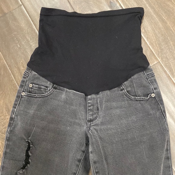 A Pea In The Pod Luxe Essentials Faded Black Distressed Maternity Jeans size 26 - Picture 3 of 6